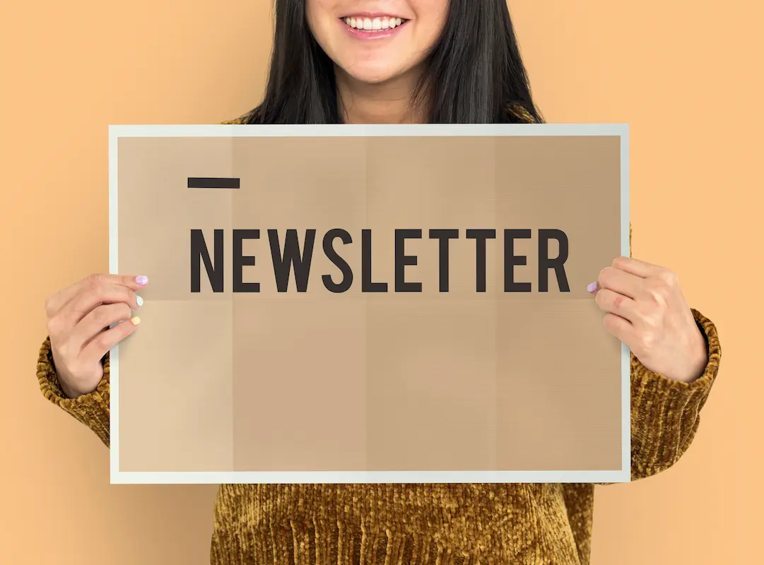 Mujer sosteniendo un aviso que dice boletín de noticia.