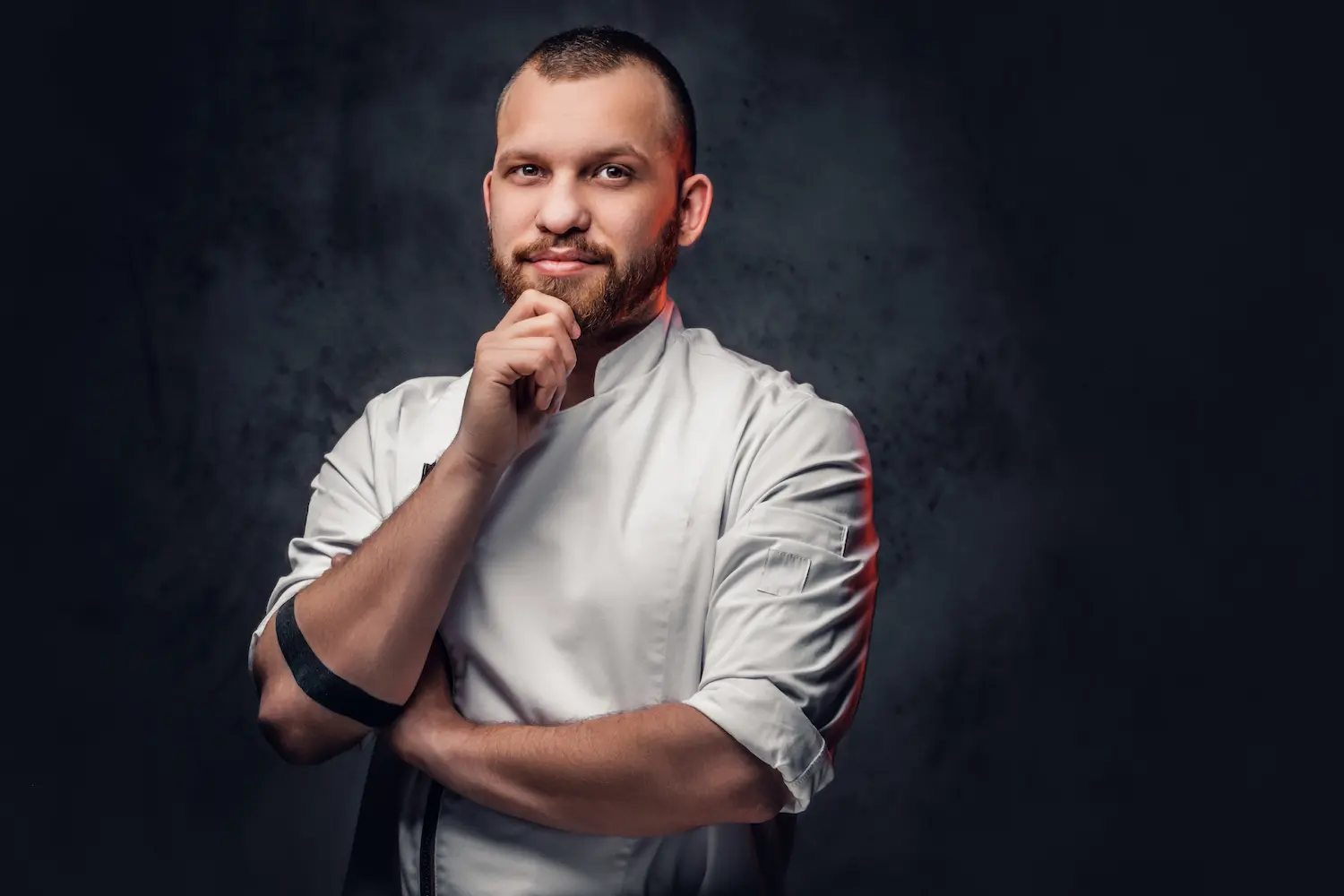 Un chef pensando en cómo invitar a tus clientes a probar su nuevo platillo